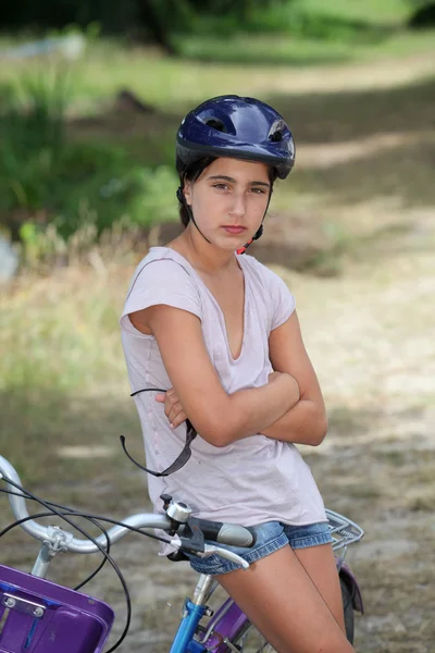 Mädchen sitzt auf einem Fahrrad lizenzfreie Stockfotos