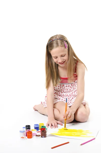 Glad tjej med pensel på vit bakgrund — Stockfoto