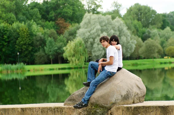Νεαρό ζευγάρι στο πάρκο — Φωτογραφία Αρχείου