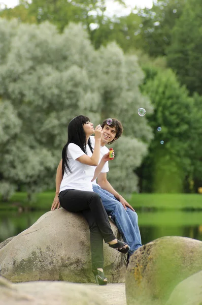Молода пара в парку — стокове фото