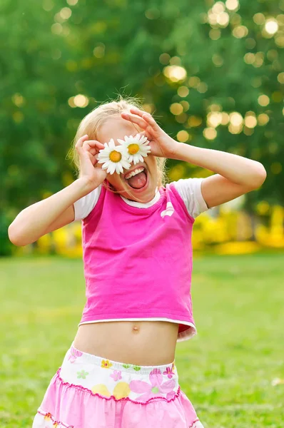 Happy little girl with daisies — Stock Photo, Image