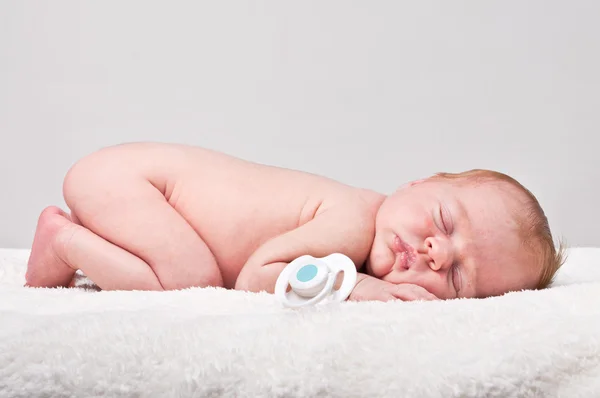 Primer plano del bebé con chupete blanco —  Fotos de Stock