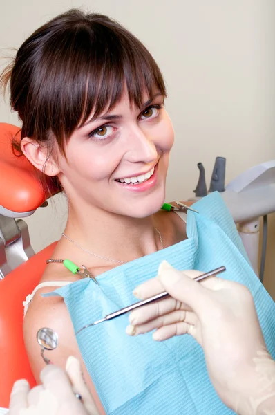 Щасливий пацієнт у стоматологічному кріслі — стокове фото