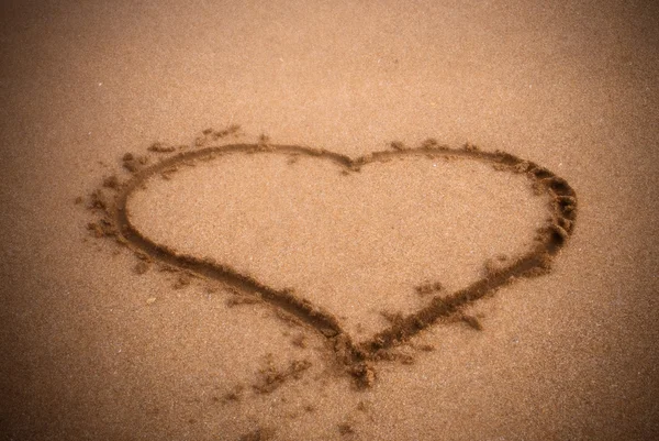 这是一张在沙上画一颗心的照片 — 图库照片