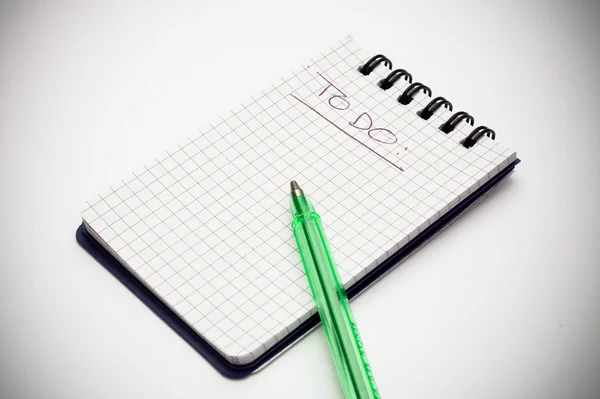 Caderno com lápis afiado verde — Fotografia de Stock