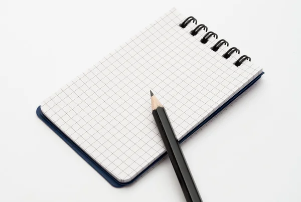 Cuaderno con lápiz negro afilado — Foto de Stock