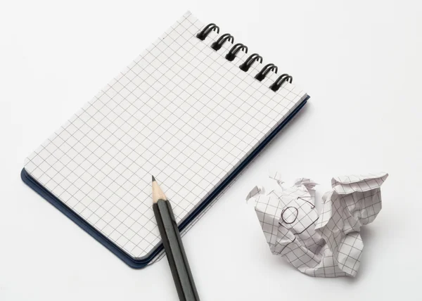 Notebook s černou tužkou a papírem — Stock fotografie
