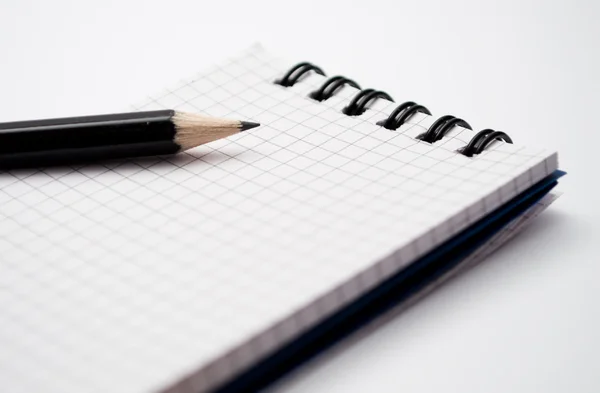 Caderno com lápis afiado preto — Fotografia de Stock