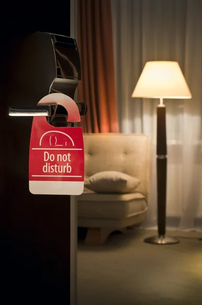 Non disturbare il cartello appeso alla porta aperta in un hotel — Foto Stock