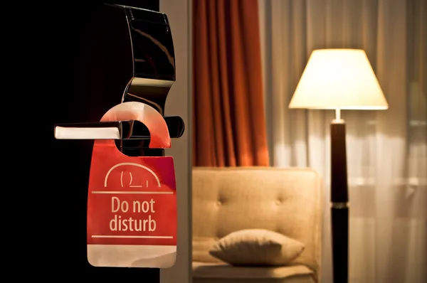 Non disturbare il cartello appeso alla porta aperta in un hotel — Foto Stock
