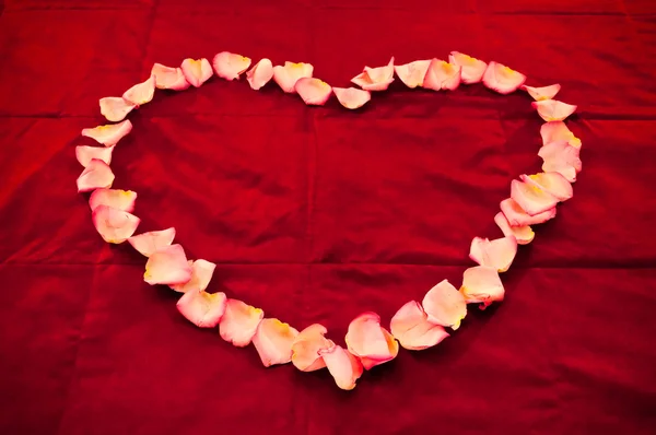 Herzform aus Rosenblättern — Stockfoto