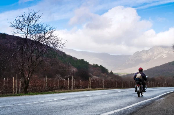 Мотоцикліст на сільській дорозі — стокове фото
