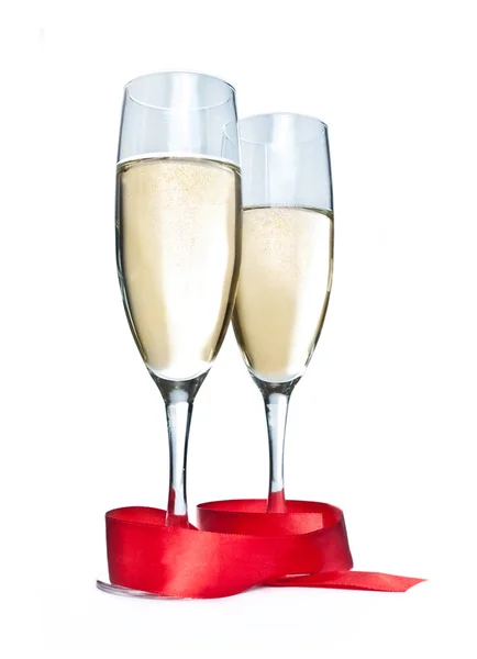 Bicchieri con Champagne e nastro rosso — Foto Stock
