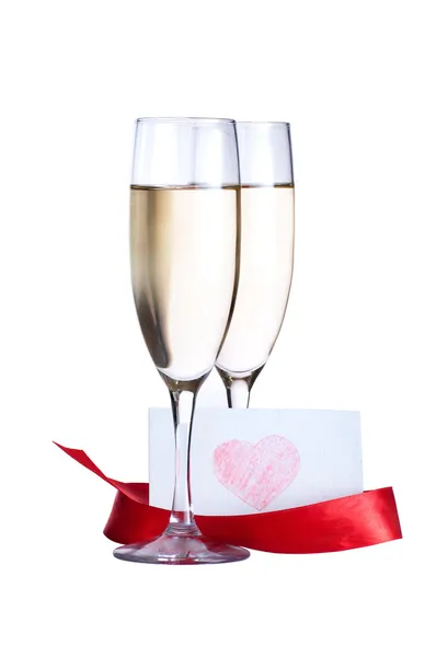 Glazen met champagne en uitnodiging kaart geïsoleerd op witte achtergrond — Stockfoto