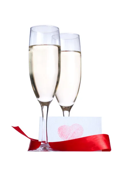 Gläser mit Champagner und Einladungskarte isoliert auf weißem Hintergrund — Stockfoto
