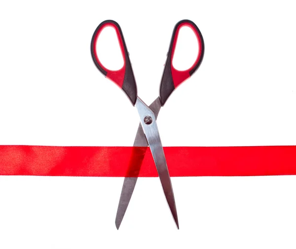 Tijeras que cortan a través de cinta o cinta roja, aisladas en blanco . — Foto de Stock