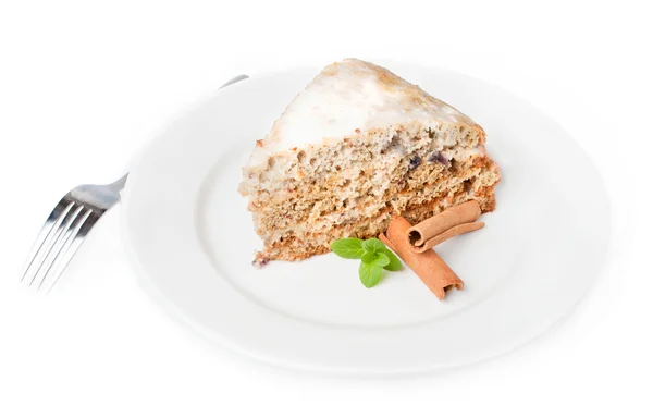 Ωραίο κέικ με δυόσμο και κανέλα που απομονώνονται σε λευκό — Φωτογραφία Αρχείου