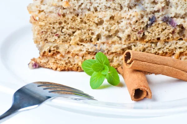 Bonito pastel con menta y canela aislada en blanco — Foto de Stock