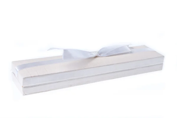 Białe pudełko z wstążka włókienniczych biały i łuk — Zdjęcie stockowe