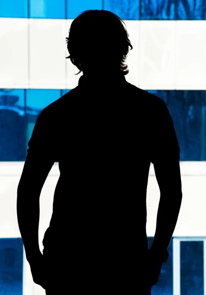 Silhouet van een jonge man in het kantoor — Stockfoto
