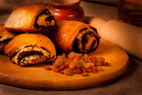 Dessert - poppy roll op een houten bord — Stockfoto