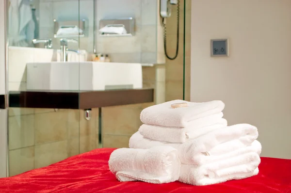 Ceci est une photographie de serviettes allongées sur le lit dans un hôtel cinq étoiles — Photo