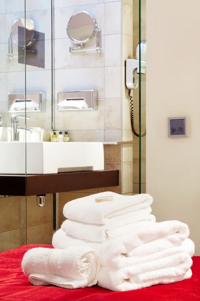Esta é uma fotografia de toalhas deitadas na cama em um hotel de cinco estrelas — Fotografia de Stock