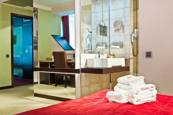 Dies ist ein Foto von liegenden Handtüchern auf dem Bett in Fünf-Sterne-Hotel — Stockfoto