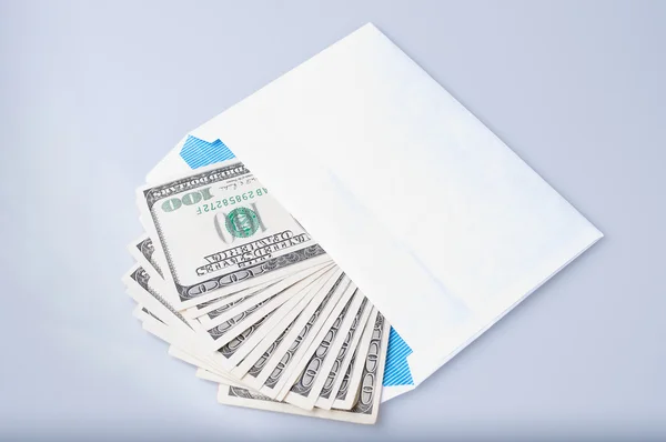 Dolarów banknotów w kopercie — Zdjęcie stockowe