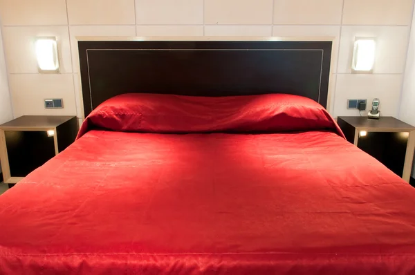 Esta é uma fotografia de uma cama num hotel de cinco estrelas. — Fotografia de Stock