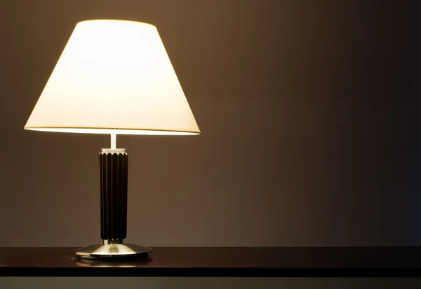 Este es un primer plano de una lámpara de mesa —  Fotos de Stock