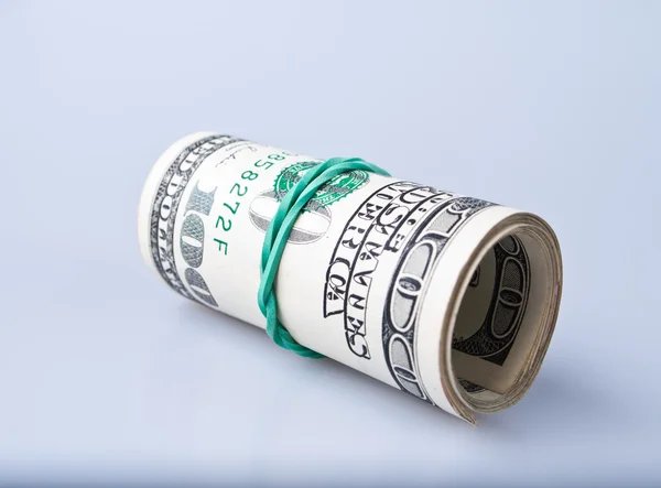 Rollo de dinero con billetes de dólares — Foto de Stock