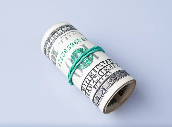 Pengar rulla med oss dollar räkningar — Stockfoto