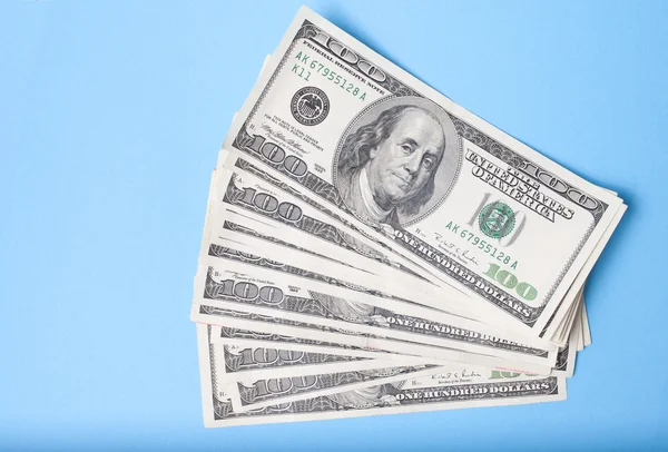 Mavi bir arka plan dolarlık banknot — Stok fotoğraf