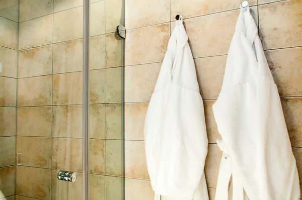 Este é um close-up de roupões de banho brancos — Fotografia de Stock