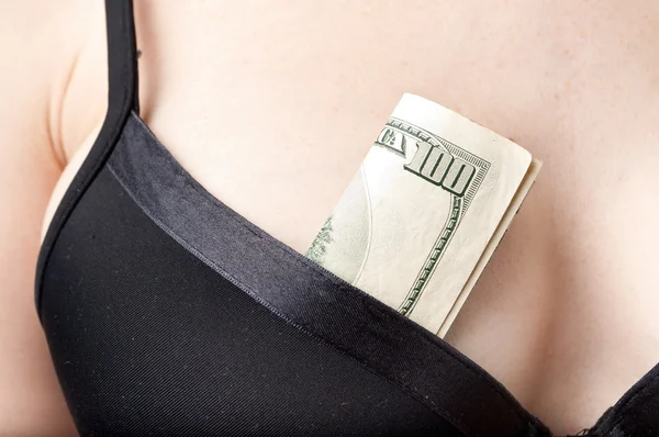 Женщина с деньгами в лифчике — стоковое фото