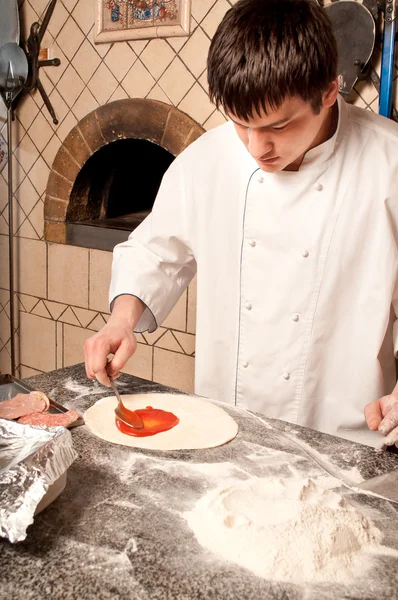 Šéfkuchař připravující pizzu základní — Stock fotografie