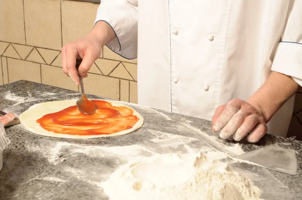 Chef haciendo una base de pizza — Foto de Stock