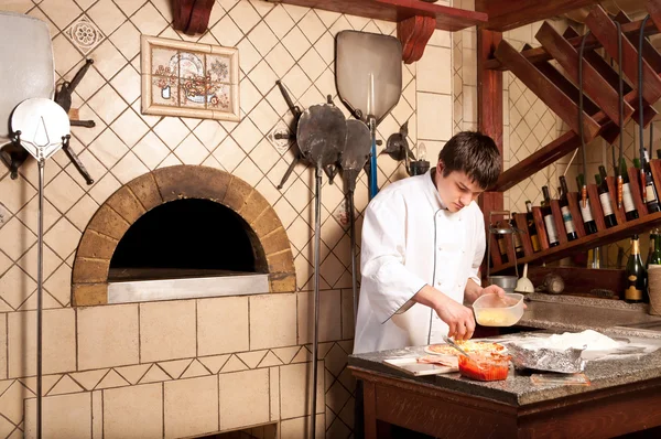 Koch macht eine Pizzabasis — Stockfoto