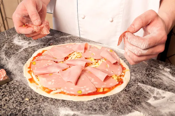 Szef kuchni robię pizzę podstawy — Zdjęcie stockowe