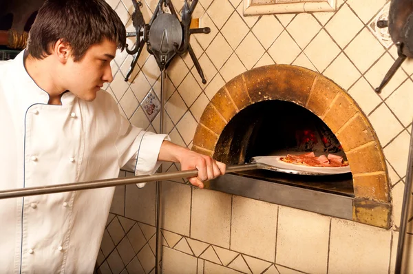 Pizza hazırlama süreci — Stok fotoğraf