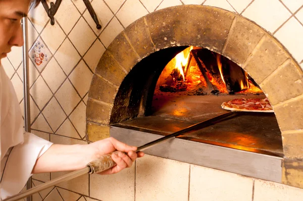 Chef faisant une base de pizza — Photo
