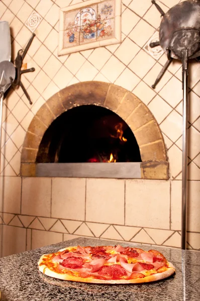 Pyszne pizze z drewno opalane tradycyjny piec — Zdjęcie stockowe