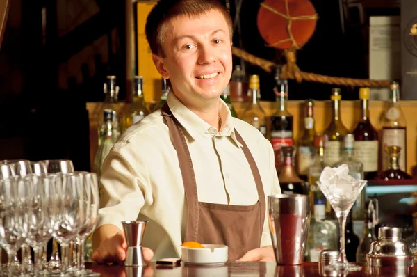 En bartender på jobbet — Stockfoto
