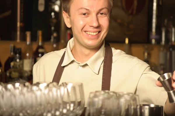 En bartender på jobbet — Stockfoto