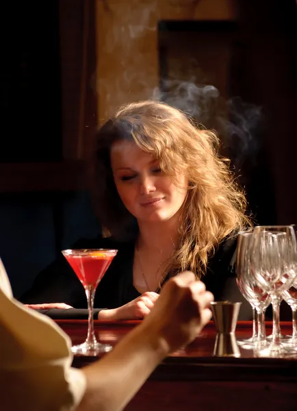 Красива жінка в барі — стокове фото