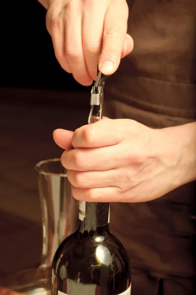 Ένα μπουκάλι του κρασιού άνοιγμα σομελιέ — Φωτογραφία Αρχείου