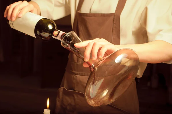 Сомелье, разливающее красное вино — стоковое фото