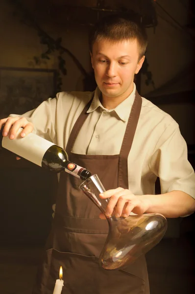 Сомелье, разливающее красное вино — стоковое фото