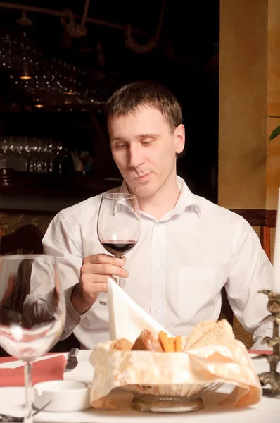Ein Mann im Restaurant — Stockfoto